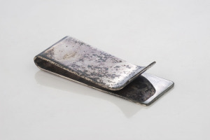 An English sterling silver money clip, late 20th century, 5cm wide