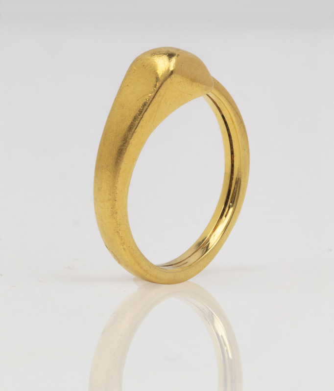 A vintage 14ct yellow gold ring, marks rubbed, ​8.5 grams