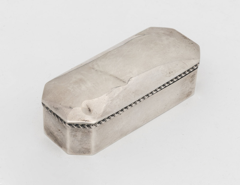 An English sterling silver box by Deakin & Francis, circa 1900, 11cm wide, 88 grams