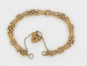 An antique gate link 9ct gold bracelet with heart lock, late 19th century, stamped "A.S.J. 375", ​5.3 grams