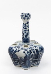 A Chinese blue and white porcelain vase, 19th/20th century, ​22cm high