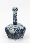 A Chinese blue and white porcelain vase, 19th/20th century, ​22cm high