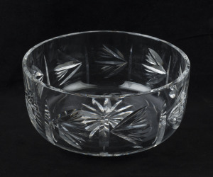 A vintage lead crystal fruit bowl, early 20th century, 9cm high, 20cm diameter