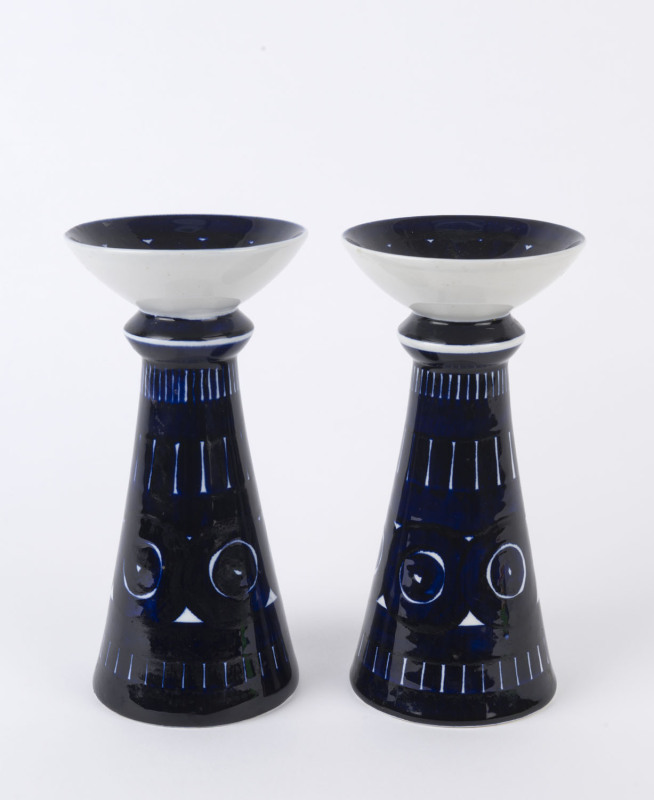 ARABIA "Valencia" Finish tableware, circa 1975, designed by Ulla Procopé (Finland, 1921-1968): a pair of candlesticks. 20cm high.