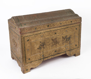 An antique Burmese trunk, gilt finished with mirrored mosaic decoration and figural frieze, 19th/20th century, 48cm high, 63cm wide, 34cm deep
