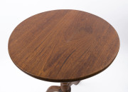 An antique English mahogany wine table, 19th century, 68cm high, 47cm diameter - 2