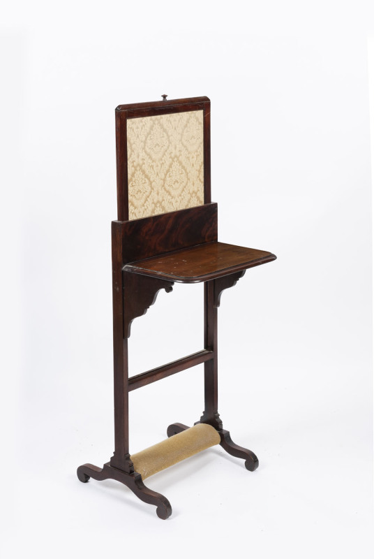 An antique English mahogany ladies face screen work table, 19th century, 86cm (extends to 123cm) high, 43cm wide, 38cm deep