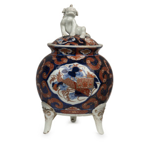 An antique Chinese Imari porcelain urn with foo dog finial, mid 19th century, 37cm high