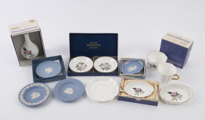 WEDGWOOD and ROYAL WORCESTER porcelain dishes, vase and tea ware, some boxed, (12 items), the vase 13.5cm high.