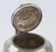 An antique Burmese silver teapot with rural scene frieze and remains of gilt finish, 19th/20th century, ​23cm high, 775 grams - 10