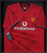 MANCHESTER UNITED: team jersey signed by members of the 2000/01 Premiership winning team, their third successive Premiership, with most of the signatories playing in all three of the successful premiership squads, comprising Jonathan Greening, Teddy Sheri - 2