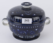 ARABIA "Valencia" Finish tableware, circa 1975, designed by Ulla Procop&eacute; (Finland, 1921-1968): casserole pot with lid. 16cm high, 22cm wide - 2