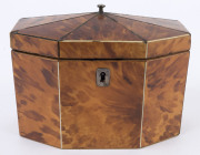 An English Georgian tortoiseshell tea caddy with twin compartments, circa 1810, ​13cm high, 17cm wide, 11cm deep - 3