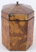 An English Georgian tortoiseshell tea caddy with twin compartments, circa 1810, ​13cm high, 17cm wide, 11cm deep - 4