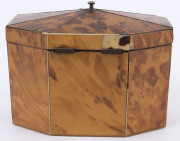 An English Georgian tortoiseshell tea caddy with twin compartments, circa 1810, ​13cm high, 17cm wide, 11cm deep - 5