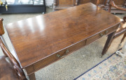 George III English mahogany two drawer desk, 18th century, ​74cm high, 126cm wide, 60cm deep - 2