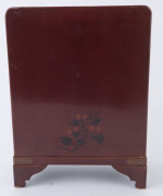 A Japanese jewellery box with red lacquered finish, Meiji period, ​28cm high - 4