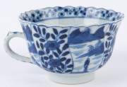 An antique Chinese blue and white porcelain teacup, 18th century, four character mark to base, ​5.5cm high, 10cm wide - 2