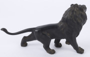 A Japanese bronze lion statue, Meiji period, 19th century, seal mark to underside, ​18cm high, 31cm long - 4