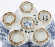 A Chinese blue and white porcelain vase, 19th/20th century, ​22cm high - 9