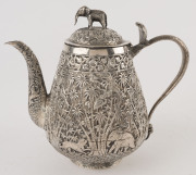 An antique Indian silver teapot decorated with palm trees, tiger hunting scene, cobra handle and elephant handle, 19th century, ​19cm high, 580 grams - 2