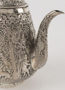 An antique Indian silver teapot decorated with palm trees, tiger hunting scene, cobra handle and elephant handle, 19th century, ​19cm high, 580 grams - 4
