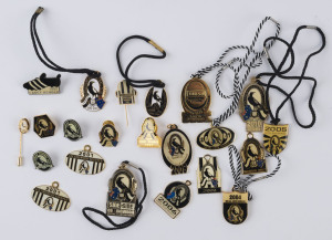 COLLINGWOOD: 2000-2012 almost complete run (ex. 2003) of membership badges including 2010 (Premiership year); also selection of other Collingwood Medallions/pins including 1985-1994 10 Year Premier Pass, 2001 Centenary Premier Pass, 1997 & 1999 Cadet memb