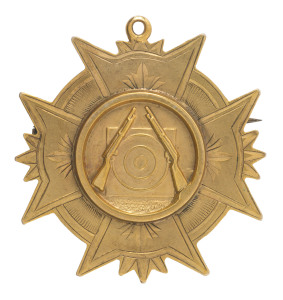 RIFLE CLUB AWARD: A 9ct gold badge (10.0gms) engraved verso "S.E.D.R.C. UNION 1923 - Championship of Rifle - Won by A.E.M. FORSTER - Presented by G. WARD."