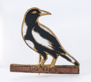 COLLINGWOOD: undated enamelled brass supporters badge depicting Magpie, made by Stokes, c. late 1940s.