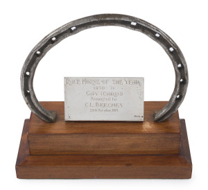 RACE HORSE OF THE YEAR AWARD: A horse shoe mounted on a wooden plinth together with a sterling silver plaque engraved "RACE HORSE OF THE YEAR 1970 - 71 GAY ICARUS Presented to C.L. BEECHEY 28th October 1971". 15cm high.