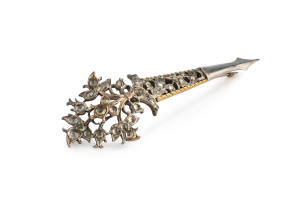 A Georgian brooch yellow gold, silver and rose gold set with 37 old fashion rose cut diamonds, 18th century, ​10.5cm long, 16 grams