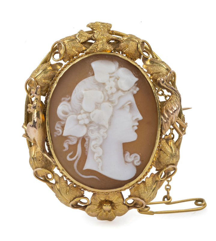 An antique cameo brooch set in 18ct yellow gold with kangaroo, emu and flying bird in foliate design, 19th century, 5cm high