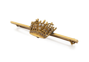 An antique 18ct gold bar brooch with crown, 19th century, possibly the work of Fischer, Geelong, 5.5cm wide, 4.6 grams