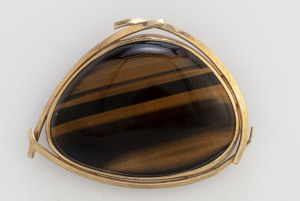A vintage brooch, 9ct yellow gold and solid tiger's eye, circa 1970, stamped "W.W. 9ct", ​5cm wide