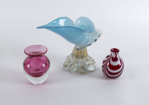 Murano glass conch and two Murano glass vases, 20th century, the tallest 18cm high