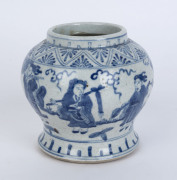 An antique Chinese blue and white porcelain vase, Ming Dynasty, 17th century, 13.5cm high, 13cm diameter - 2
