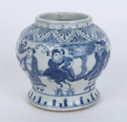 An antique Chinese blue and white porcelain vase, Ming Dynasty, 17th century, 13.5cm high, 13cm diameter - 3