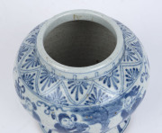 An antique Chinese blue and white porcelain vase, Ming Dynasty, 17th century, 13.5cm high, 13cm diameter - 4