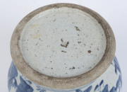 An antique Chinese blue and white porcelain vase, Ming Dynasty, 17th century, 13.5cm high, 13cm diameter - 5