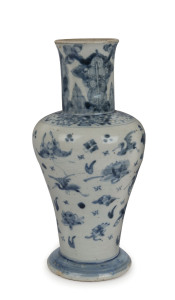 An antique Chinese blue and white porcelain vase with phoenix decoration, Qing Dynasty, 19th century, 27cm high