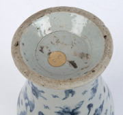 An antique Chinese blue and white porcelain vase with phoenix decoration, Qing Dynasty, 19th century, 27cm high - 4