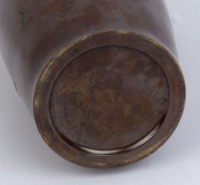 A Japanese bronze vase with fish decoration, 20th century, ​25cm high - 3