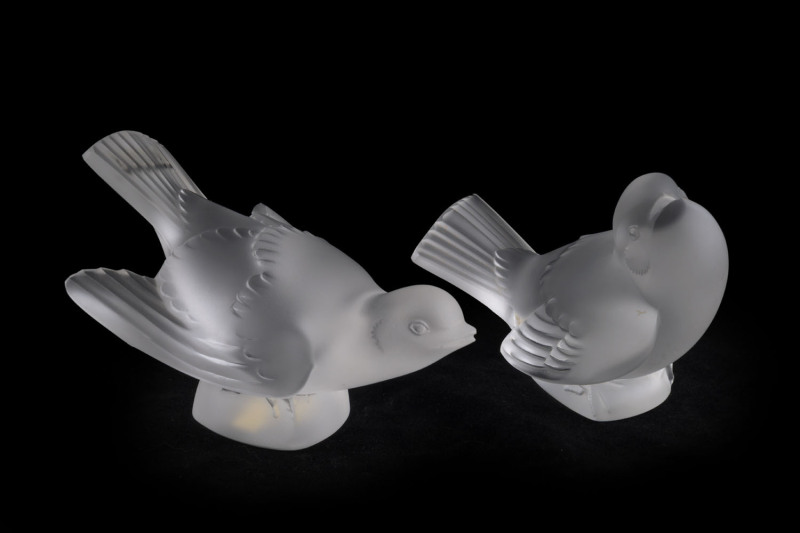 LALIQUE pair of French frosted glass bird statues, with original label "Lalique, Paris", ​9cm high, 13cm long