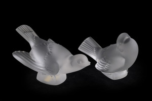 LALIQUE pair of French frosted glass bird statues, with original label "Lalique, Paris", 9cm high, 13cm long