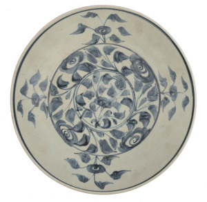 An antique Chinese blue and white serving bowl, Ming Dynasty, 16th/17th century, 8.5cm high, 32cm diameter