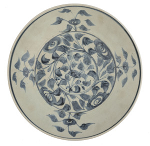 An antique Chinese blue and white serving bowl, Ming Dynasty, 16th/17th century, ​8.5cm high, 32cm diameter
