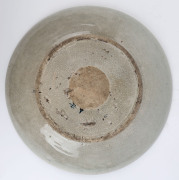 An antique Korean ceramic charger with dragon and fish design, 19th century, ​7cm high, 38cm diameter - 2