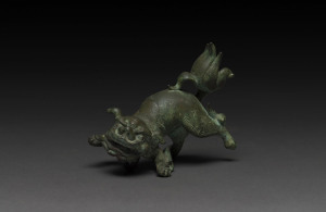 Chinese bronze Foo dog handle, 18th/19th century, 11cm long