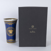 VERSACE Rosenthal "MEDUSA BLUE" German porcelain vase in original box, stamped "Rosenthal, Versace, Medusa Blue", ​26.5cm high, 16cm diameter - 2