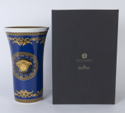 VERSACE Rosenthal "MEDUSA BLUE" German porcelain vase in original box, stamped "Rosenthal, Versace, Medusa Blue", ​34.5cm high, 21cm diameter - 2